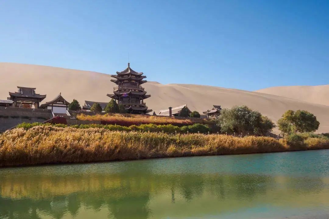 鸣沙山月牙泉