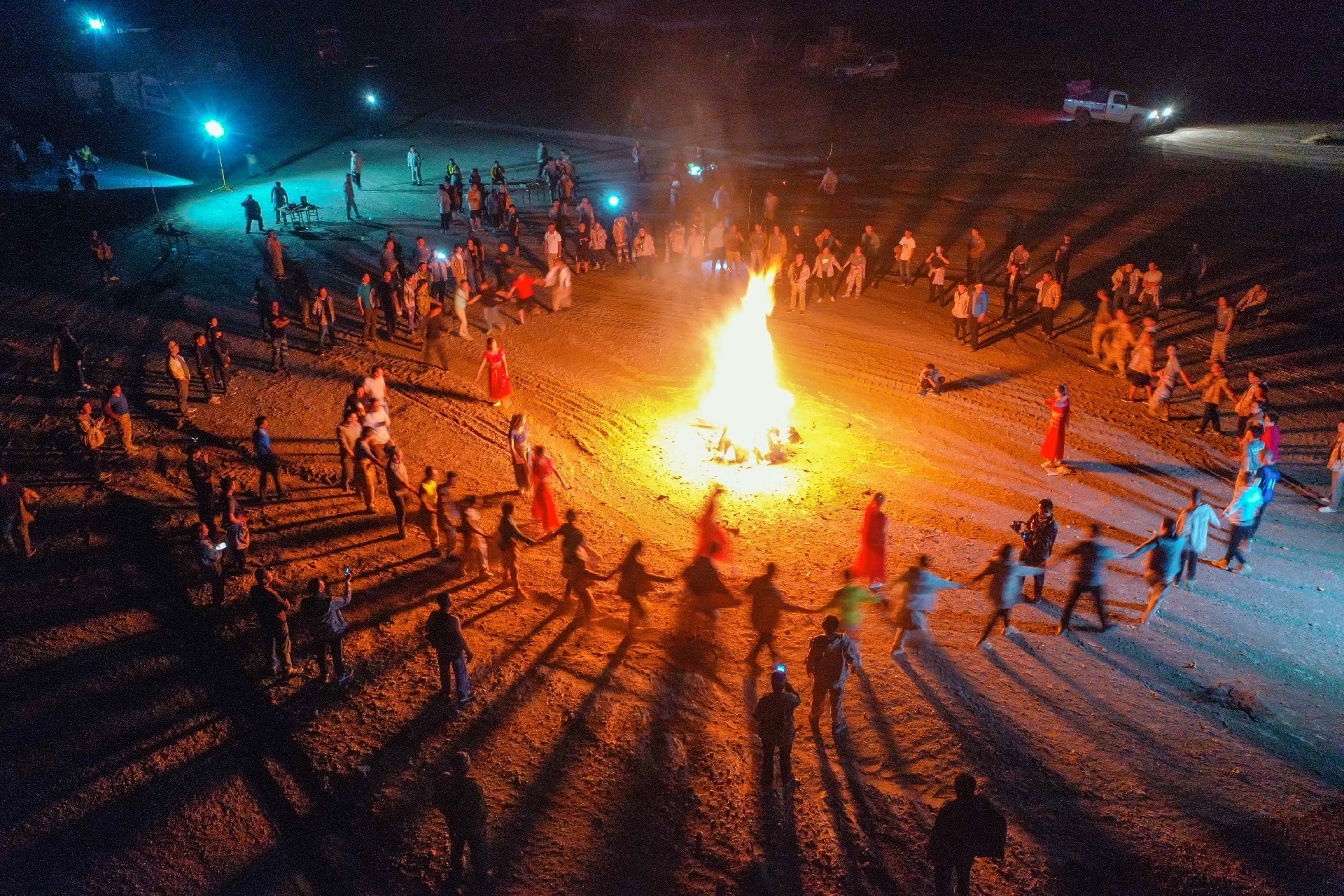 戈壁徒步篝火晚会
