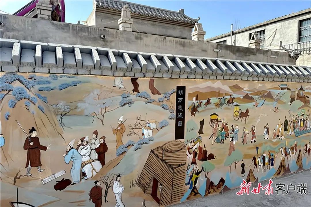 月牙泉村村组道路两旁的《丝路传奇》大型壁画