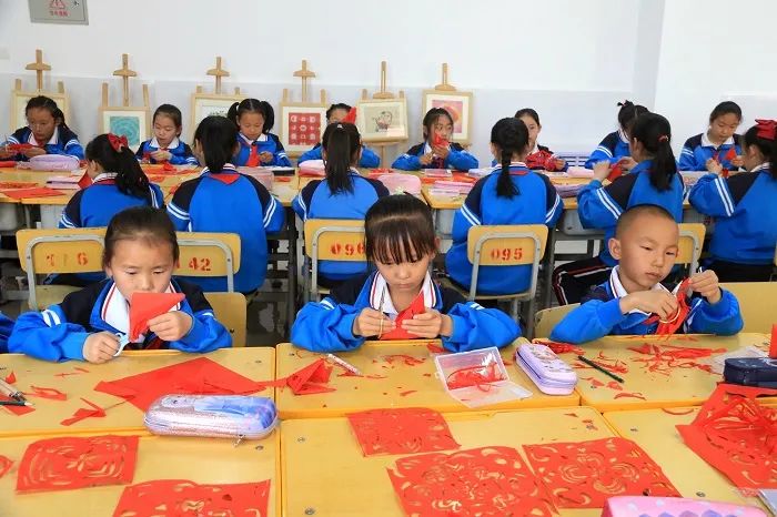 学生学习敦煌剪纸