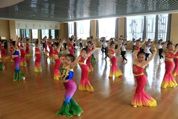 学生练习敦煌舞蹈