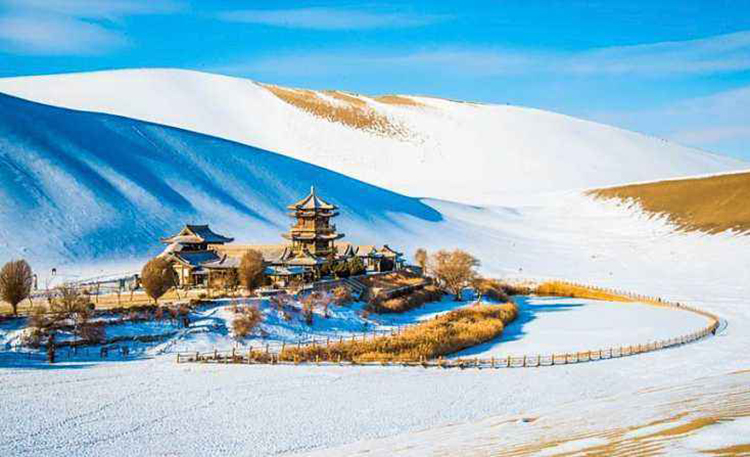 敦煌鸣沙山月牙泉