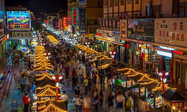 灯火辉煌的敦煌夜市