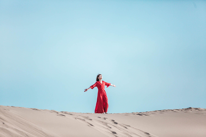 鸣沙山女衣古装少女