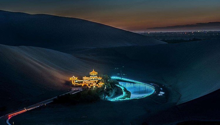 夜色下的鸣沙山月牙泉