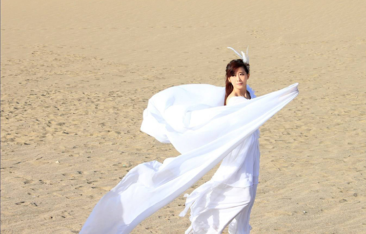 沙漠古装美女