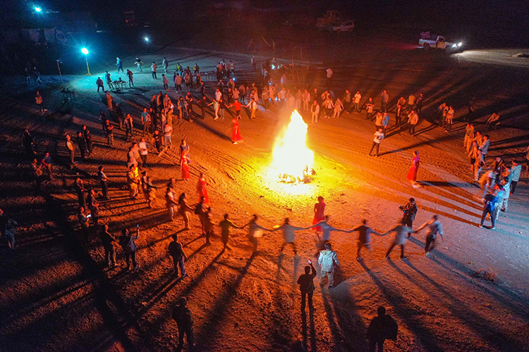 戈壁营地的篝火晚会