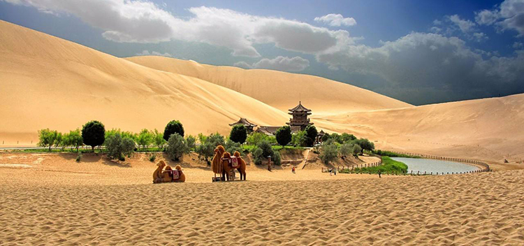 鸣沙山与月牙泉