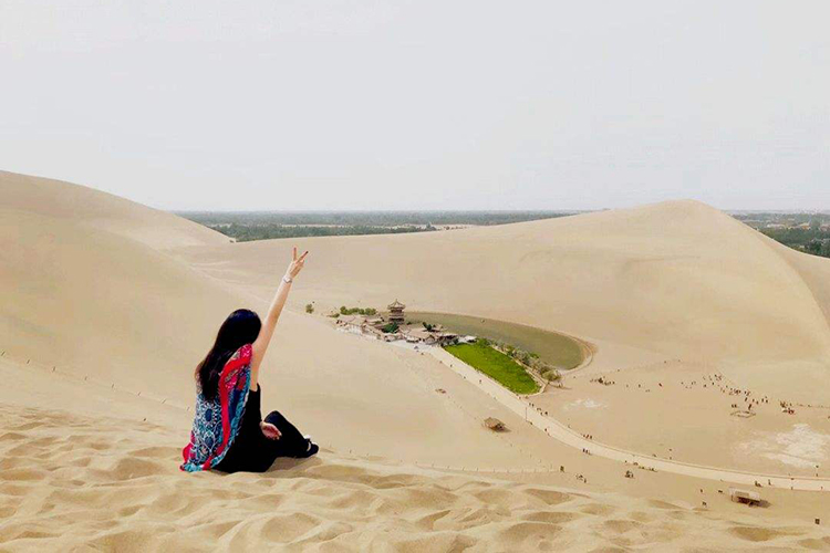 敦煌鸣沙山月牙泉