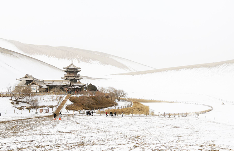 鸣沙山月牙泉的雪景