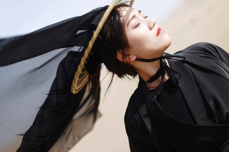 鸣沙山月牙泉的古装美女