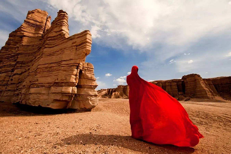 徒步旅行，在雅丹里拍一组写真