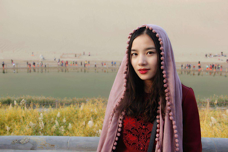 去敦煌鸣沙山月牙泉旅游的美女