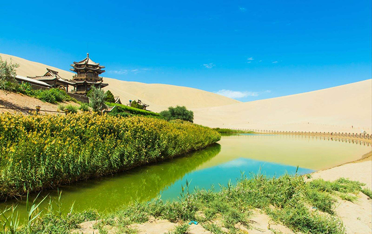 敦煌鸣沙山月牙泉