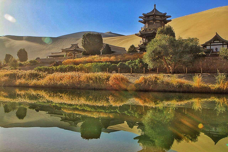 阳光下的鸣沙山月牙泉