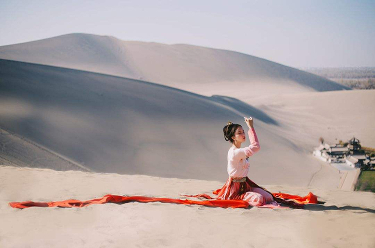来鸣沙山拍古装的美女