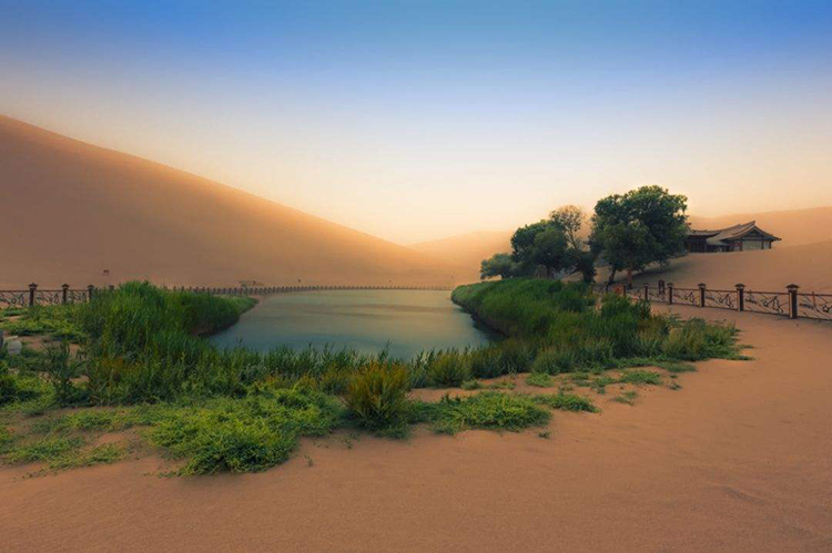 敦煌鸣沙山月牙泉景色