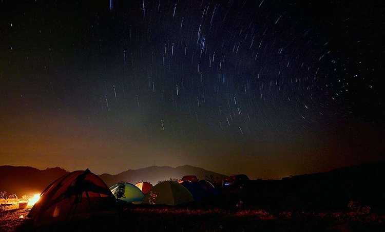 在沙漠中伴着星空入睡