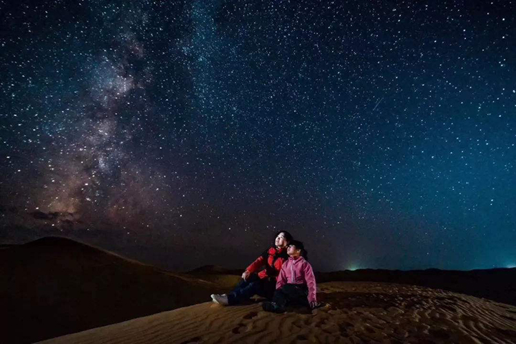 带孩子去沙漠露营，看看沙漠的星空