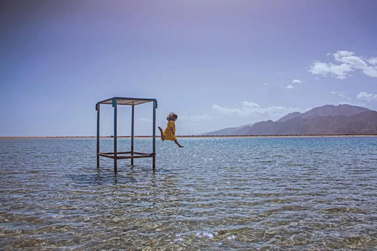 海边徒步旅游