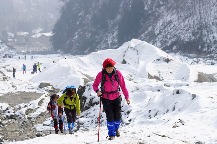 雪山徒步