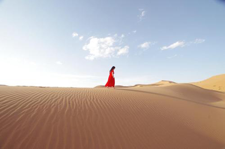 户外沙漠徒步旅游