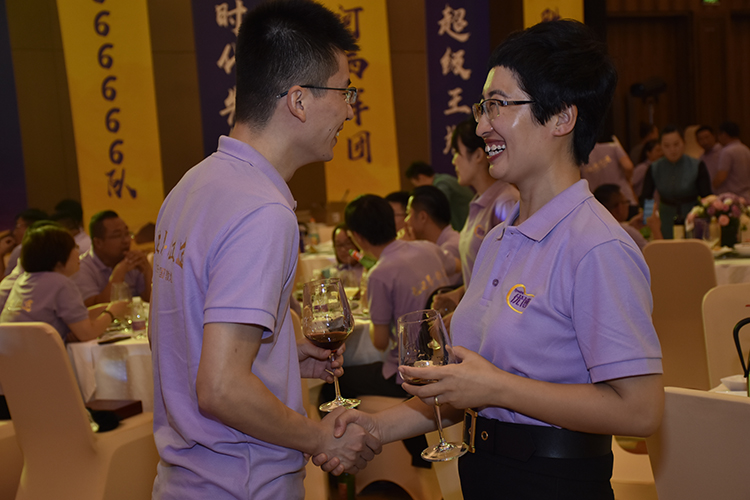 圣元优博总经理杨春艳女士（右）