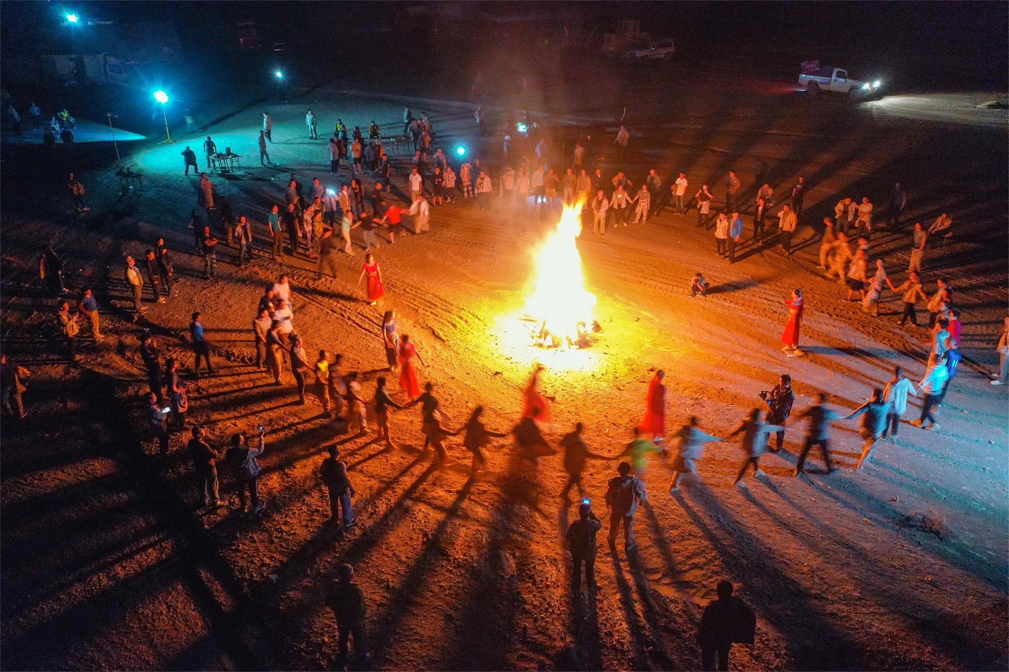 戈壁徒步篝火晚会